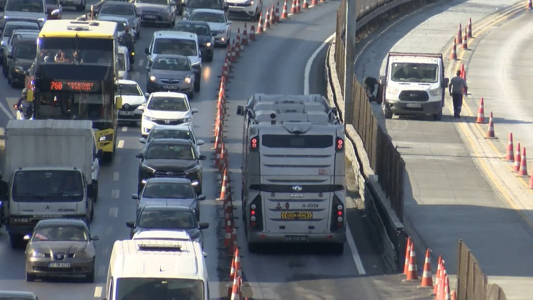 Bakırköy'de 'Beyaz yol' trafiği! Uzun araç kuyrukları oluştu 1